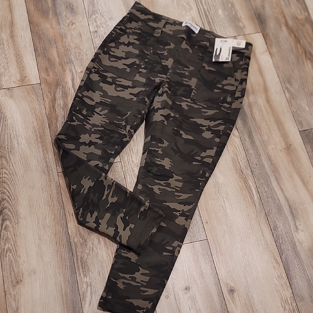 No Boundaries Camouflage Pants